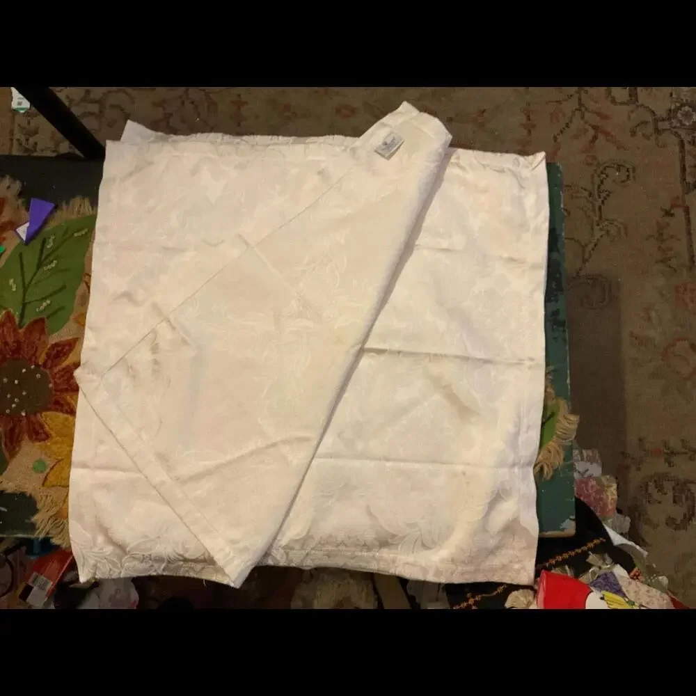 Waterford Linens Elegant White/ Cream Floral Damask Table Napkins (4)